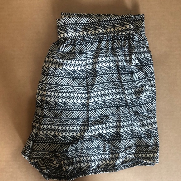 Printed shorts - Picture 2 of 2